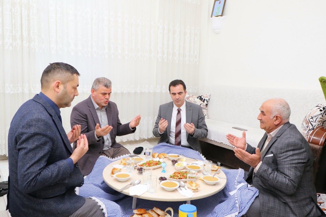 Şehit ailesinin iftar sevincini paylaştı