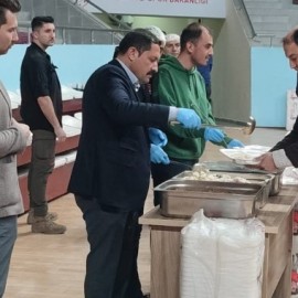 İNDES iftarında depremzedelere yemek dağıttı