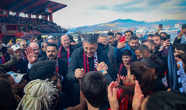 Yüksekova Spor, Süper Lig’e yükseldi: Vali Çelik taraftarla halay çekti