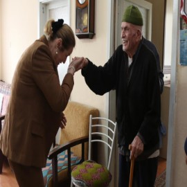 Kaymakam Gevrek’ten asırlık çınara vefa