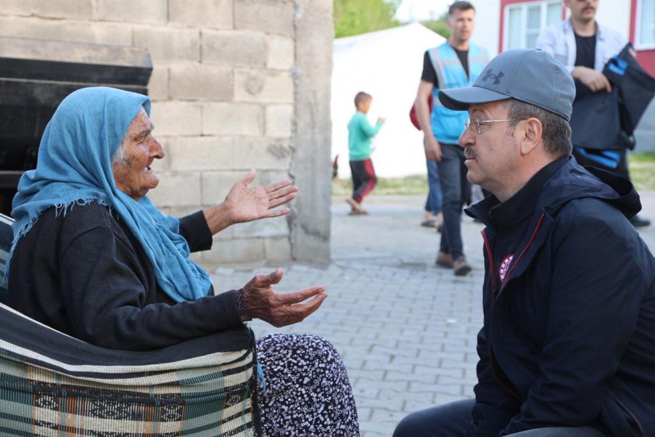 “İnsan, başkalarını iyileştirdikçe kendisi de iyileşirmiş”