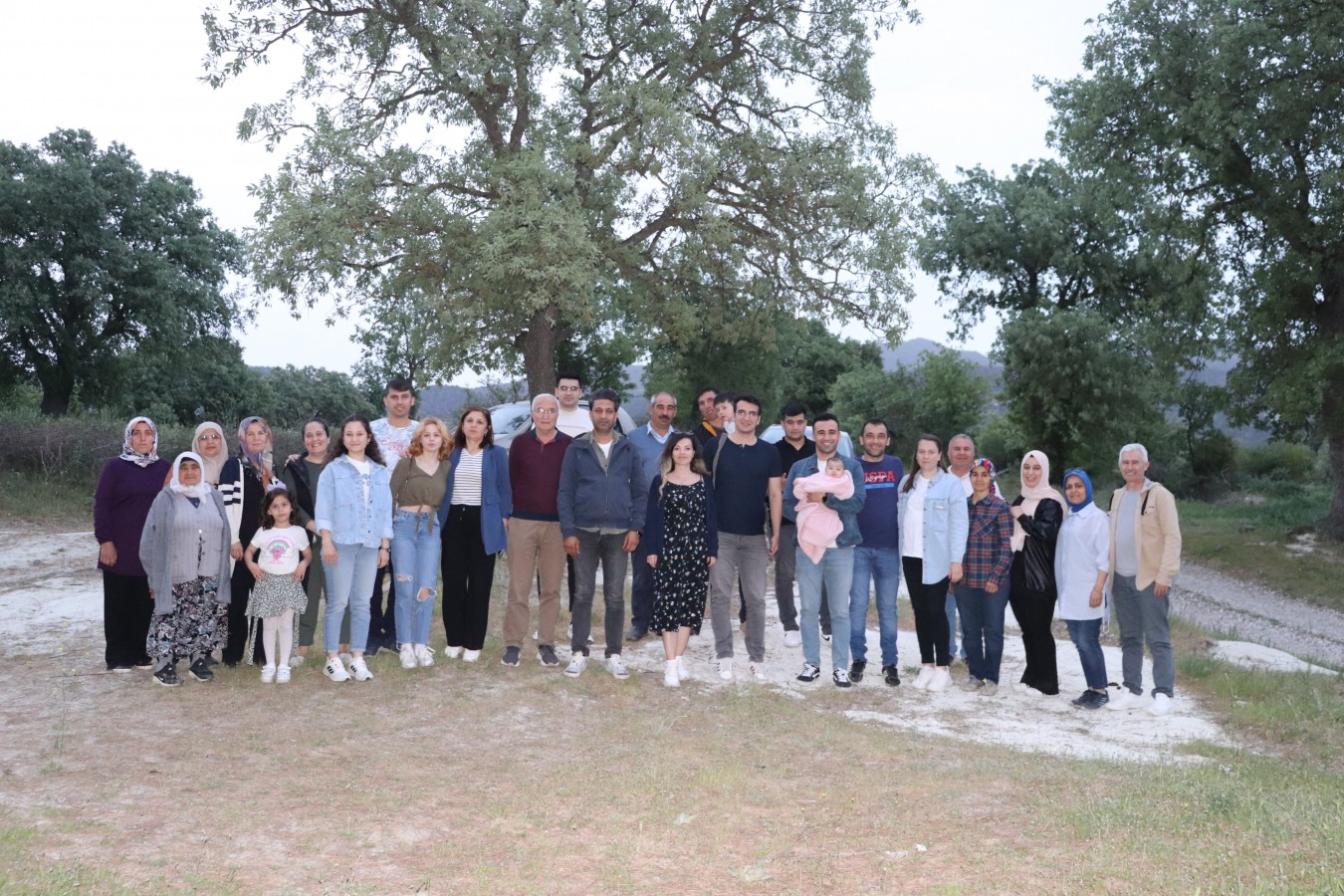 Dil kursuna katılacak kaymakama personelden veda yemeği;