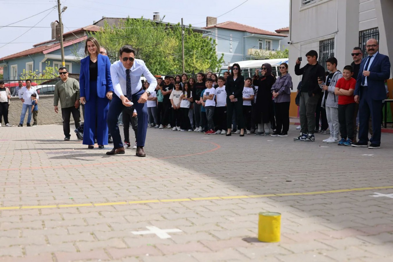 Çocuklarla yöresel oyun oynadı