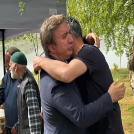 Toprağa verilen madencinin ailesinin acısını paylaştı