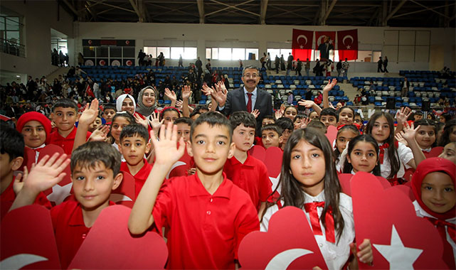 Vali Çelik, çocukların bayramı 23 Nisan'ı kutladı: Her şey gönüllerince olsun;