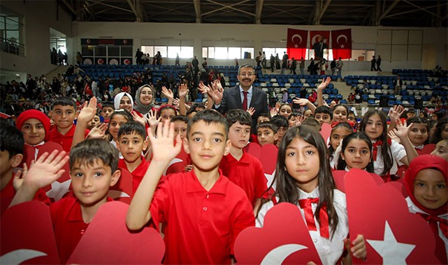 Vali Çelik, çocukların bayramı 23 Nisan'ı kutladı: Her şey gönüllerince olsun