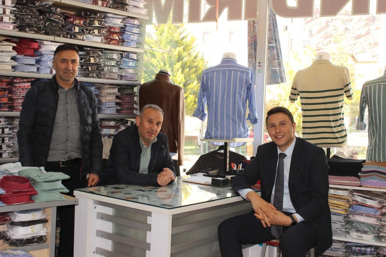 Göreve başlayan kaymakam, ilk iş olarak esnafı ziyaret etti;