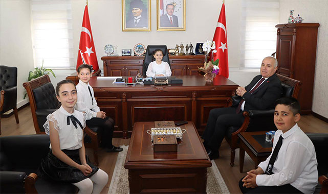 Kaymakam Kılıç, koltuğunu miniklere teslim etti!;