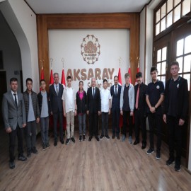Şampiyonlara başarılar diledi