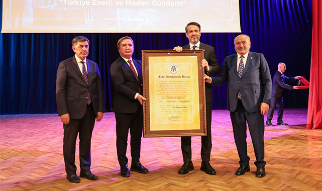 Bakan Bayraktar'a Fahri Hemşehrilik Beratı: ''Erzincan'ın hikayesine duasına dahil oldunuz'';