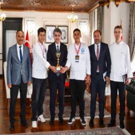 Şampiyon öğrenciler ödülleriyle Valilikte ağırlandı