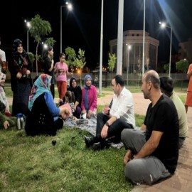 Piknik yapan vatandaşlarla sohbet etti