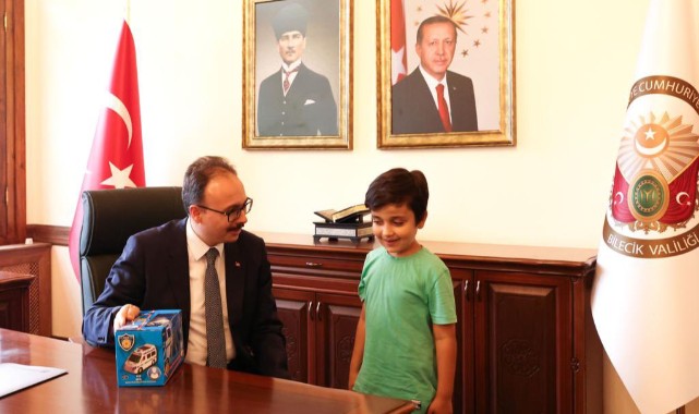 Bilecik'te kaybolup Sakarya'da bulunan minik Efe’den Vali’ye ziyaret