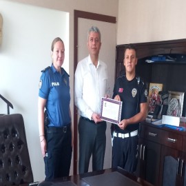 Hamile kadını kurtaran polise başarı belgesi verildi