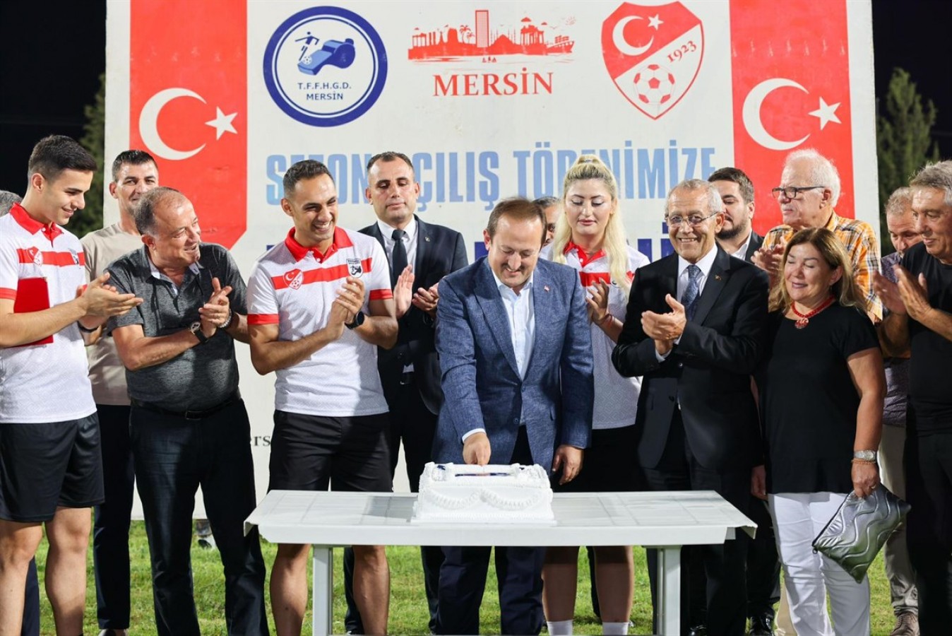 Futbol hakemlerine pastalı sezon açılışı;