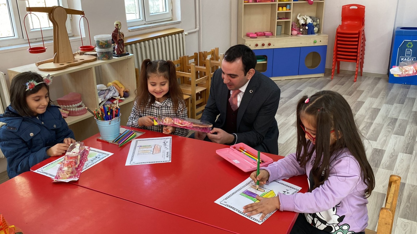 Okula yeni başlayan öğrencilere oyuncak hediye etti