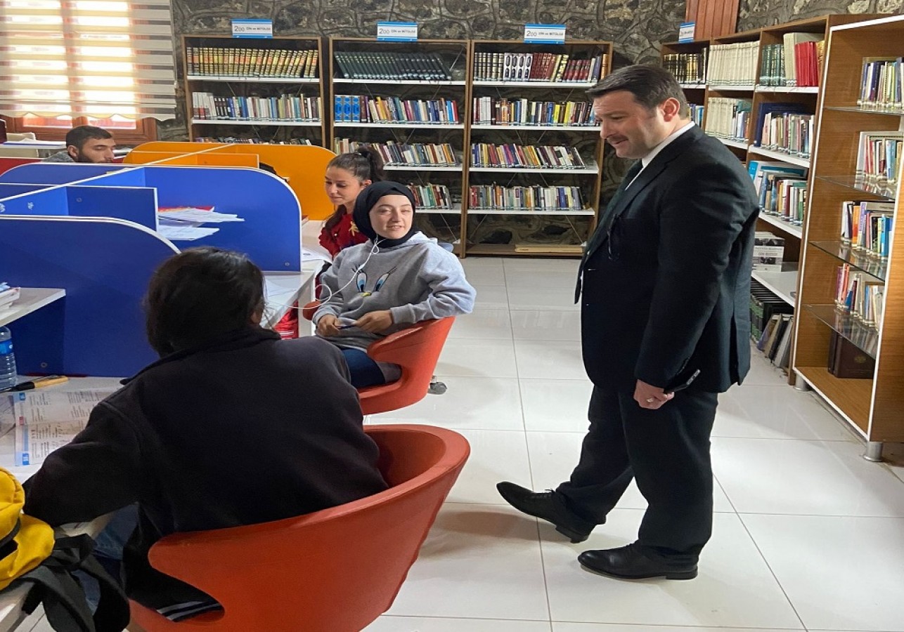 Halk kütüphanesinde gençlerle buluştu;