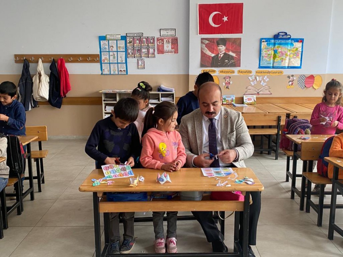 Eş anlamlı kelimeleri bulup kesen Zilan'a yardım etti