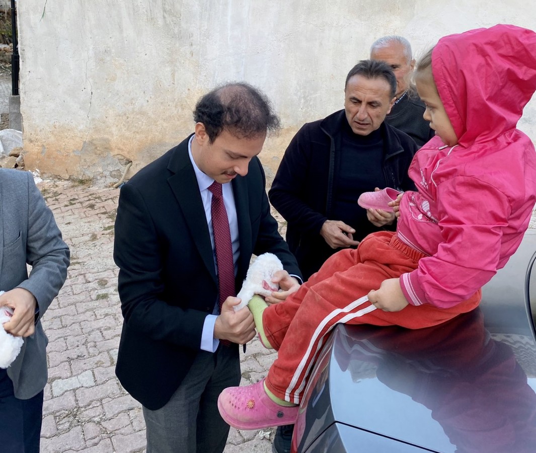 ‘Hayırlı olsun’ çiçeklerini sattı, çocuklara ayakkabı aldı