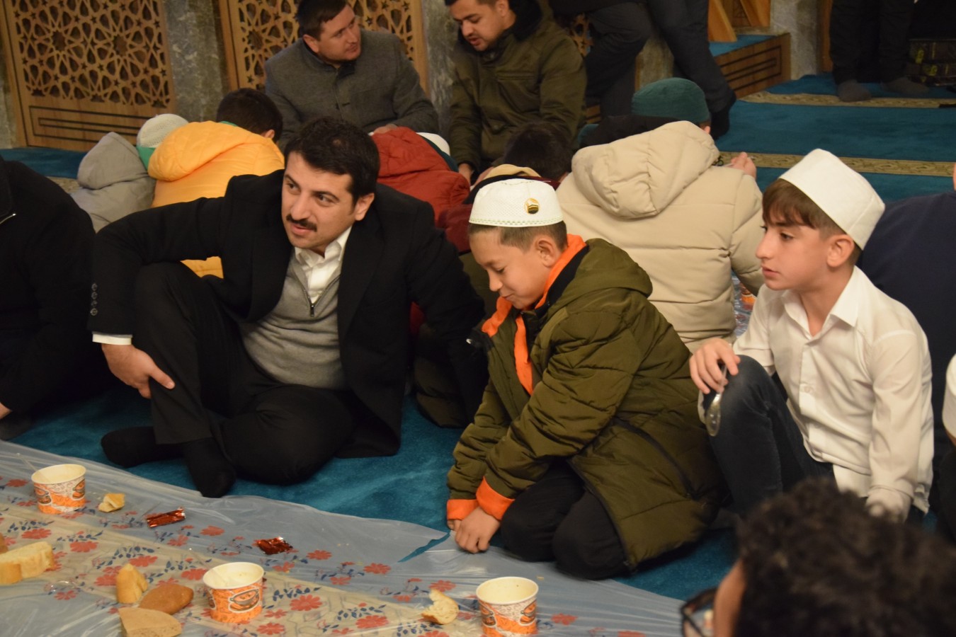 Gençlerle birlikte sabah namazı kıldı;