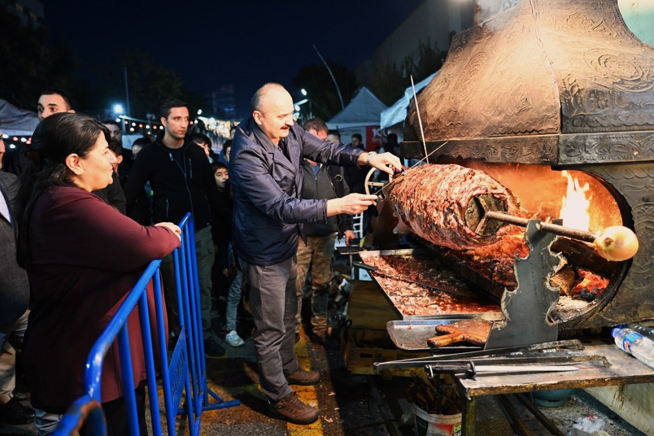 Cağ kebabı kesti, sacda gözleme çevirdi;