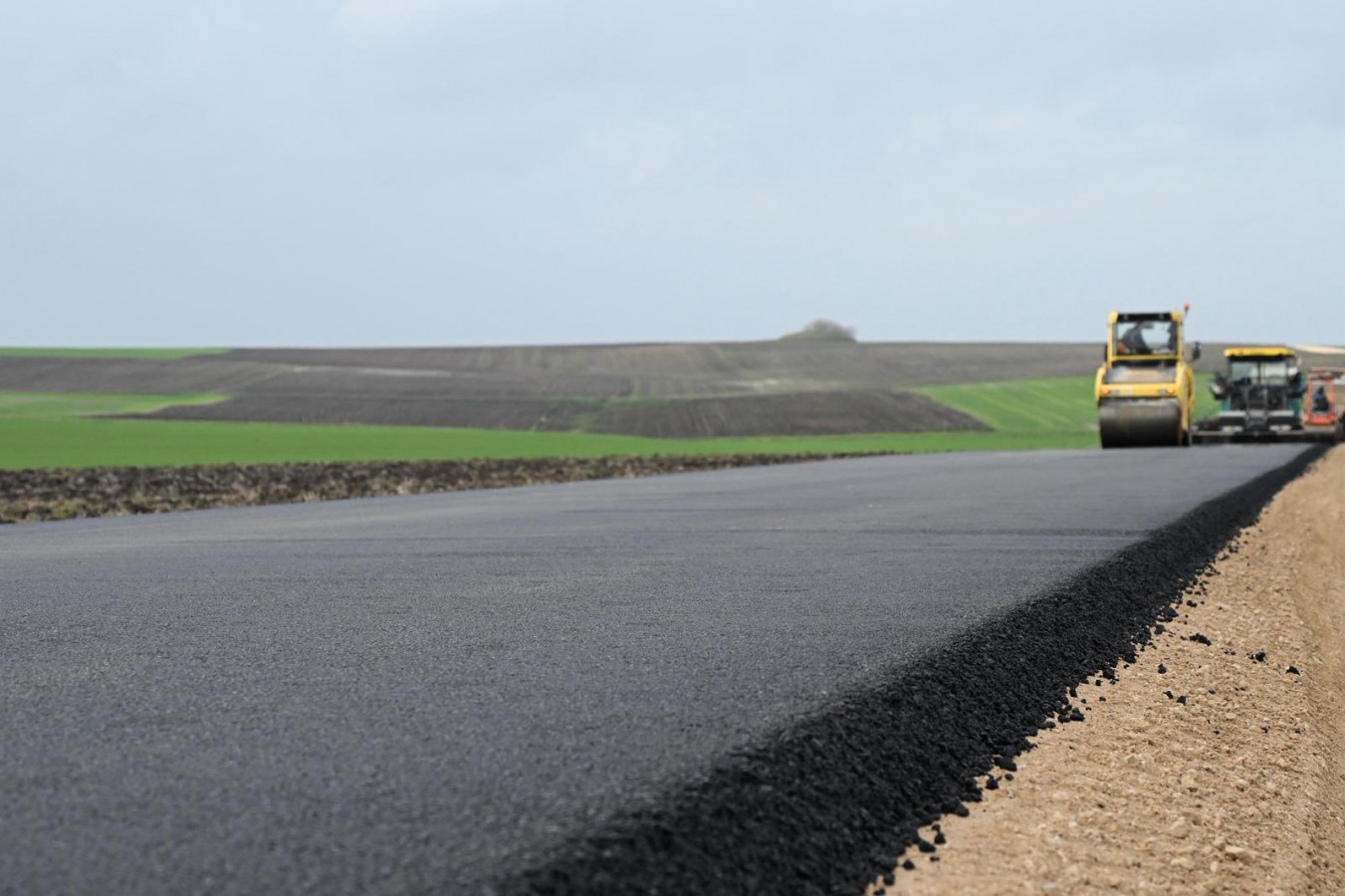 "Köyleri sıcak asfaltla buluşturmaya devam edeceğiz";