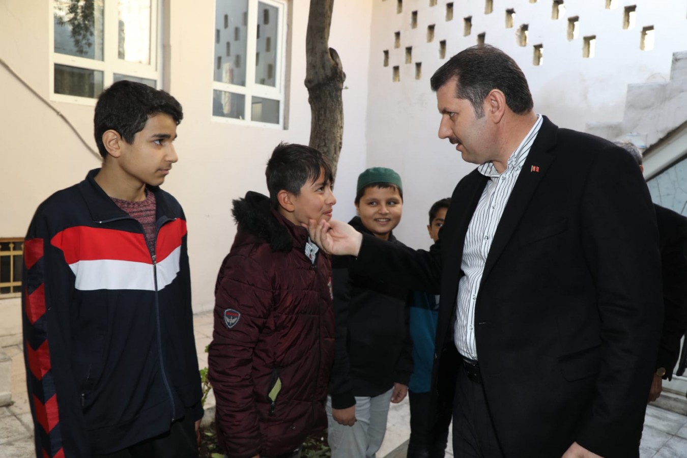 "Yeter ki çocuklarımızın yüzü gülsün";