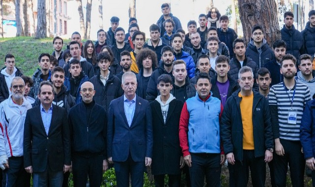 Pazar mesaisinde gençlerle bir araya geldi