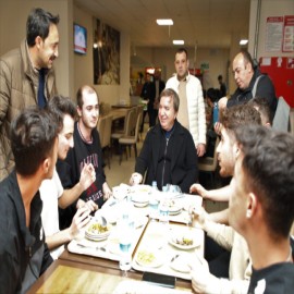 Üniversite öğrencileriyle akşam yemeği