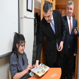 Vali Çiftçi, özel gereksinimli öğrencilerin davetini geri çevirmedi