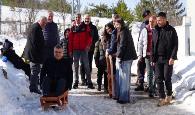 Vali Özarslan, çocuklarla kızak yaptı, kar topu oynadı