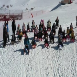 Koruma altındaki öğrencilerle kızak kaydı
