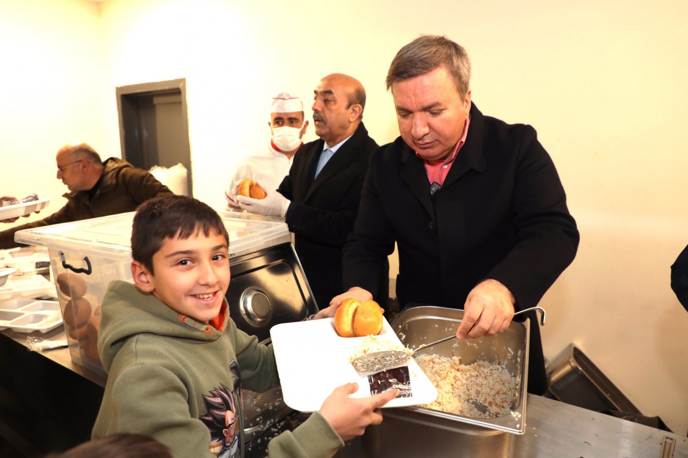 Stadyumda vatandaşlara iftar yemeği dağıttı