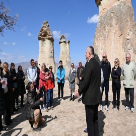 Seyahatseverlere Kapadokya'yı gezdirdi