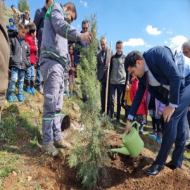 Önce fidan dikti, sonra can suyu döktü