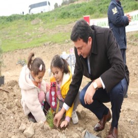Anaokulu öğrencileriyle fidan dikti