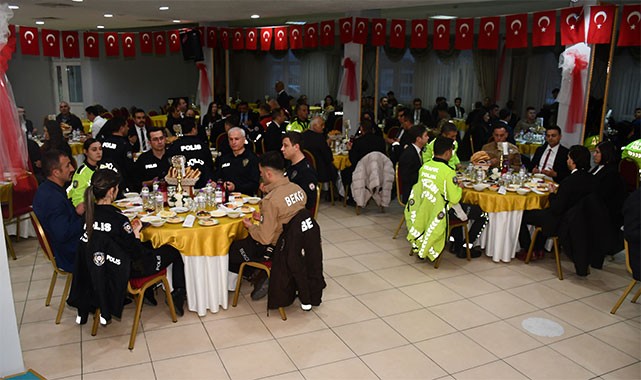 ''Bayrak inmiyor ezan susmuyorsa baş kahramanları emniyet teşkilatımızdır''