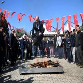 Vali Serdengeçti, Nevruz ateşinin üzerinden atladı