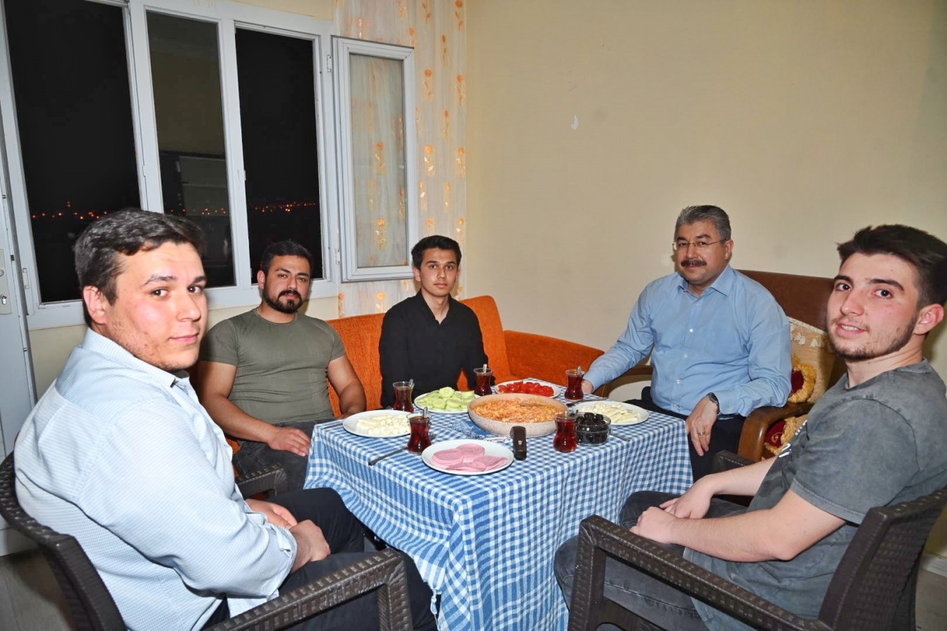 Öğrencilerle sahur yapıp melemen yedi;