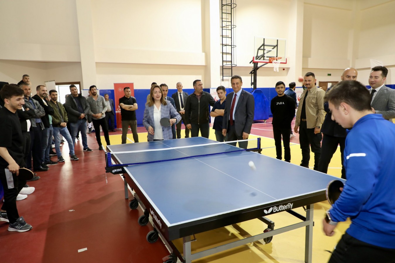 Özel öğrencilerle masa tenisi ve basketbol oynadılar;