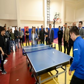 Özel öğrencilerle masa tenisi ve basketbol oynadılar