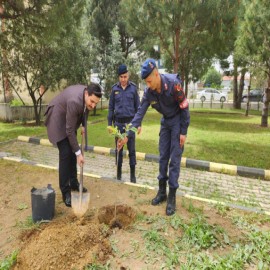 Karakol bahçesine hatıra fidanı dikti
