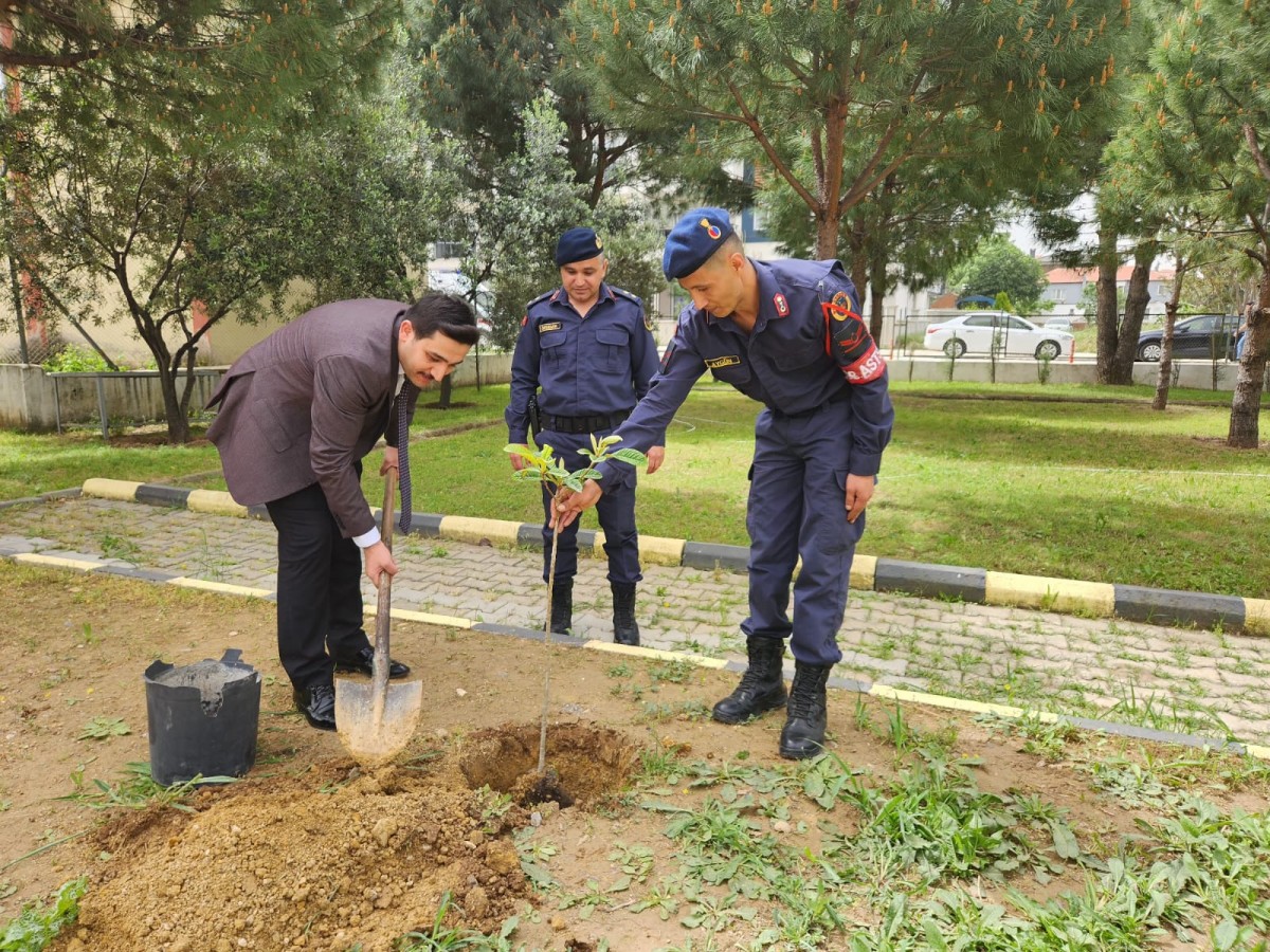 Karakol bahçesine hatıra fidanı dikti;