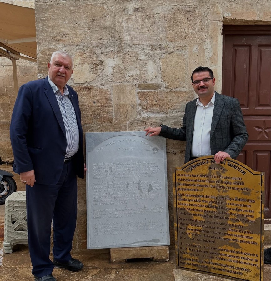 Harran'daki türbenin eskiyen kitabesi Afyon mermeriyle yenilendi;