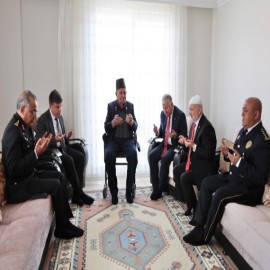 Vali Duru: "Bayramın manevi huzurunu kahramanlarımızla paylaşıyoruz"