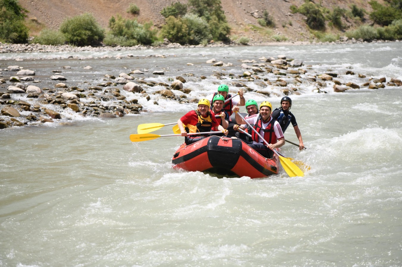 Bakan Yardımcısı ve Vali rafting yaptı