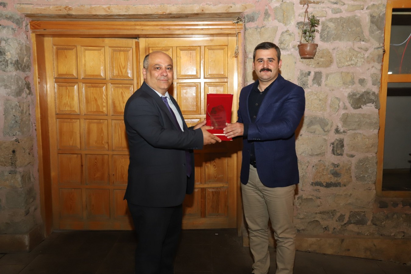 Kaymakamdan teşekkür plaketi;