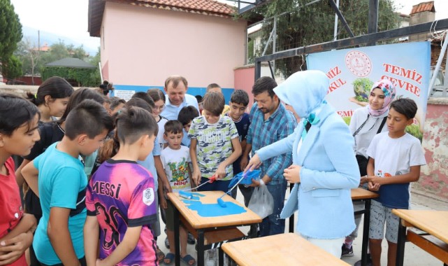 Birlikte okulun sıralarını boyadılar