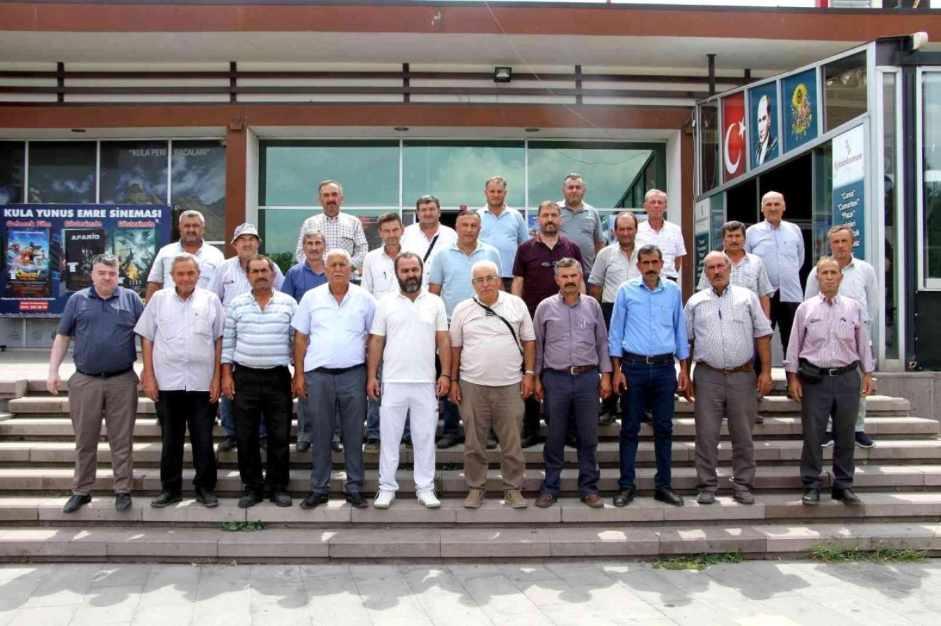 Muhtarlar, tayini çıkan kaymakam için imza topladı;