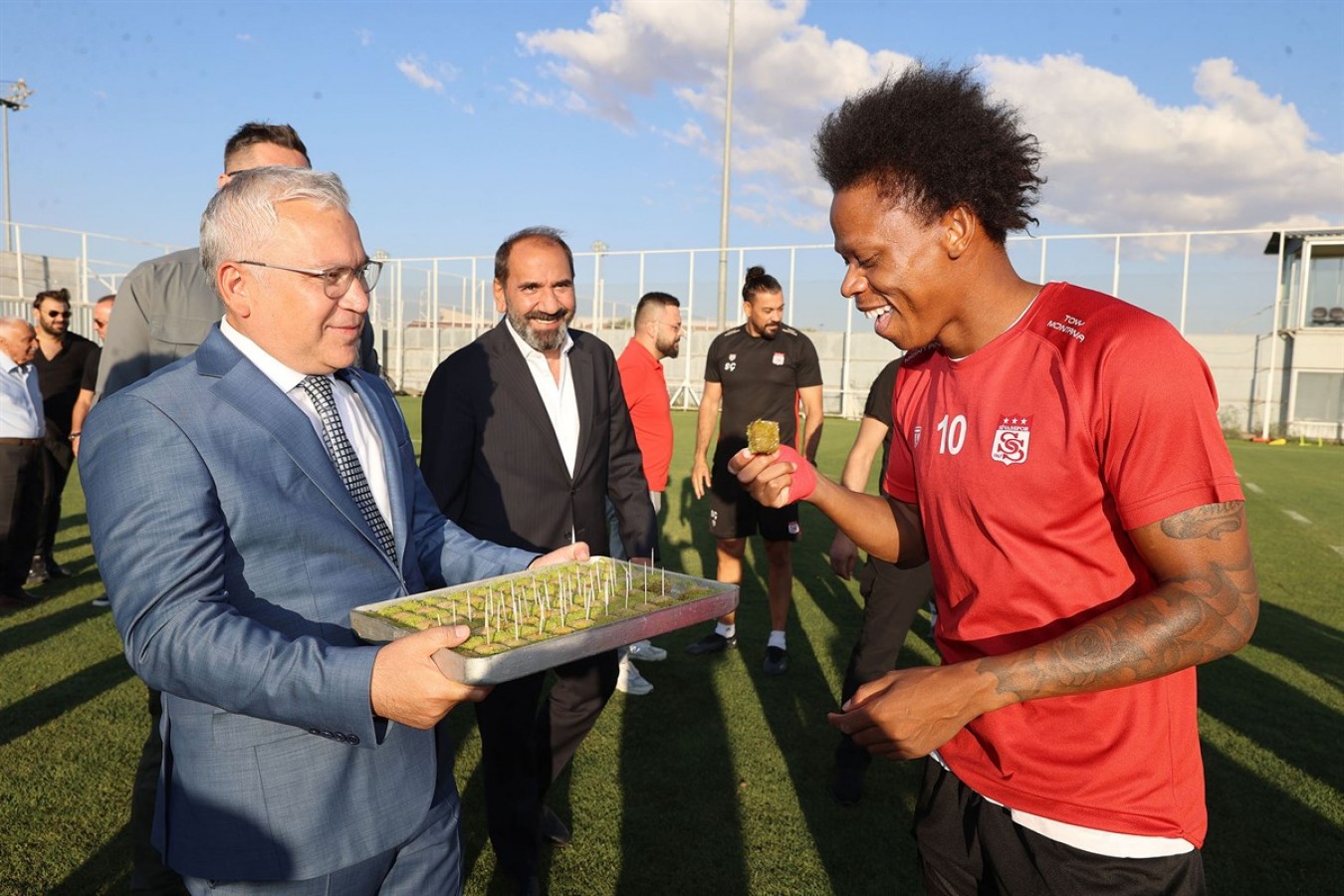 Futbolculara baklava ikramı;